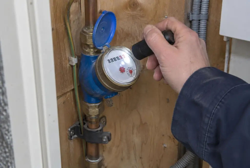 Lekdetectie Montfoort – watermeter in de meterkast controleren met een zaklamp